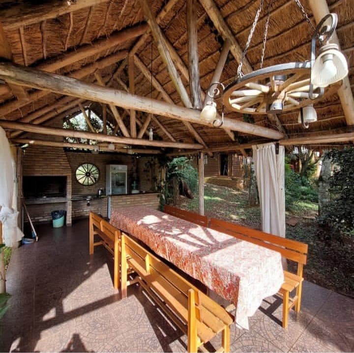 Cabañas entre vegetación nativa
